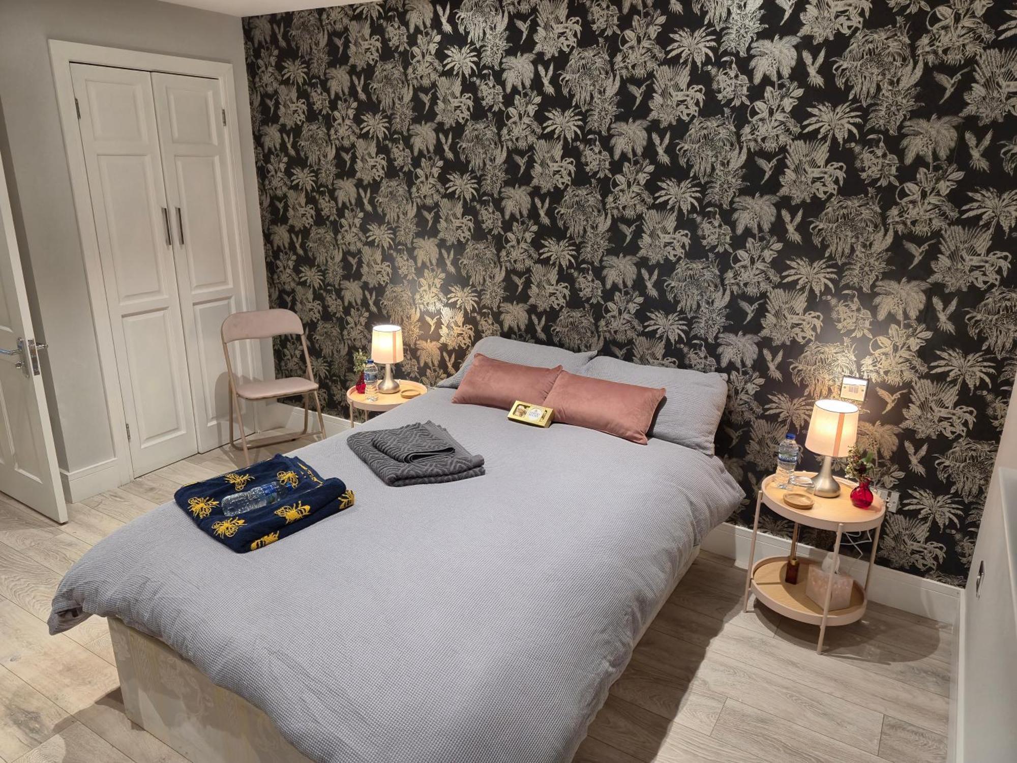 The Crown Radnage Hotel Bagian luar foto