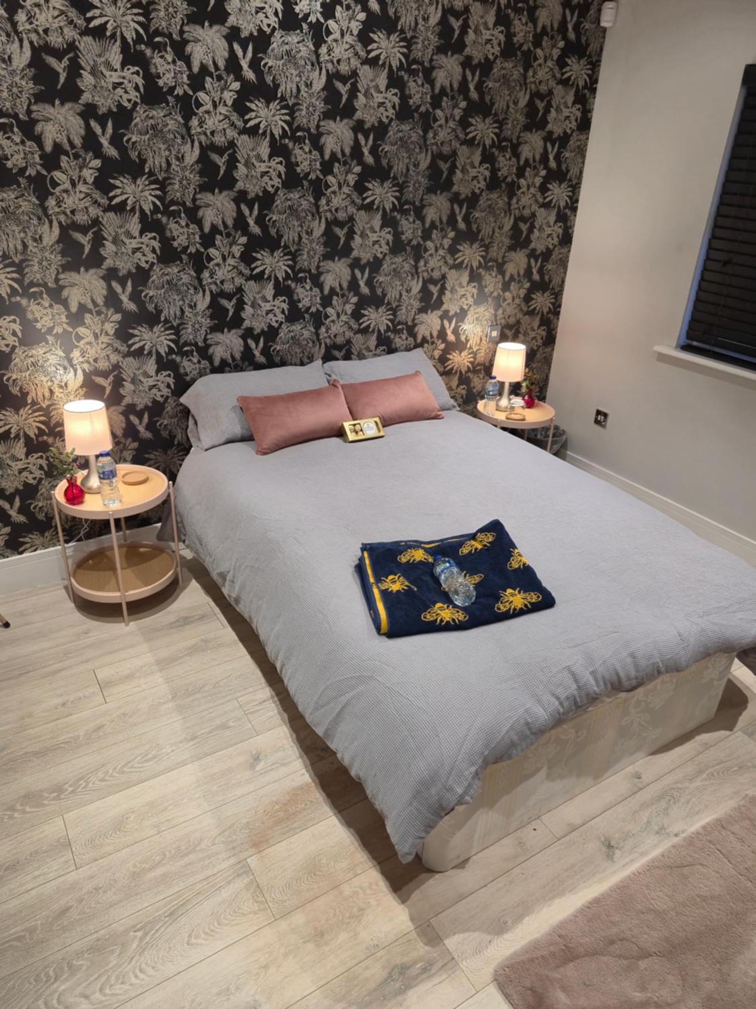 The Crown Radnage Hotel Bagian luar foto