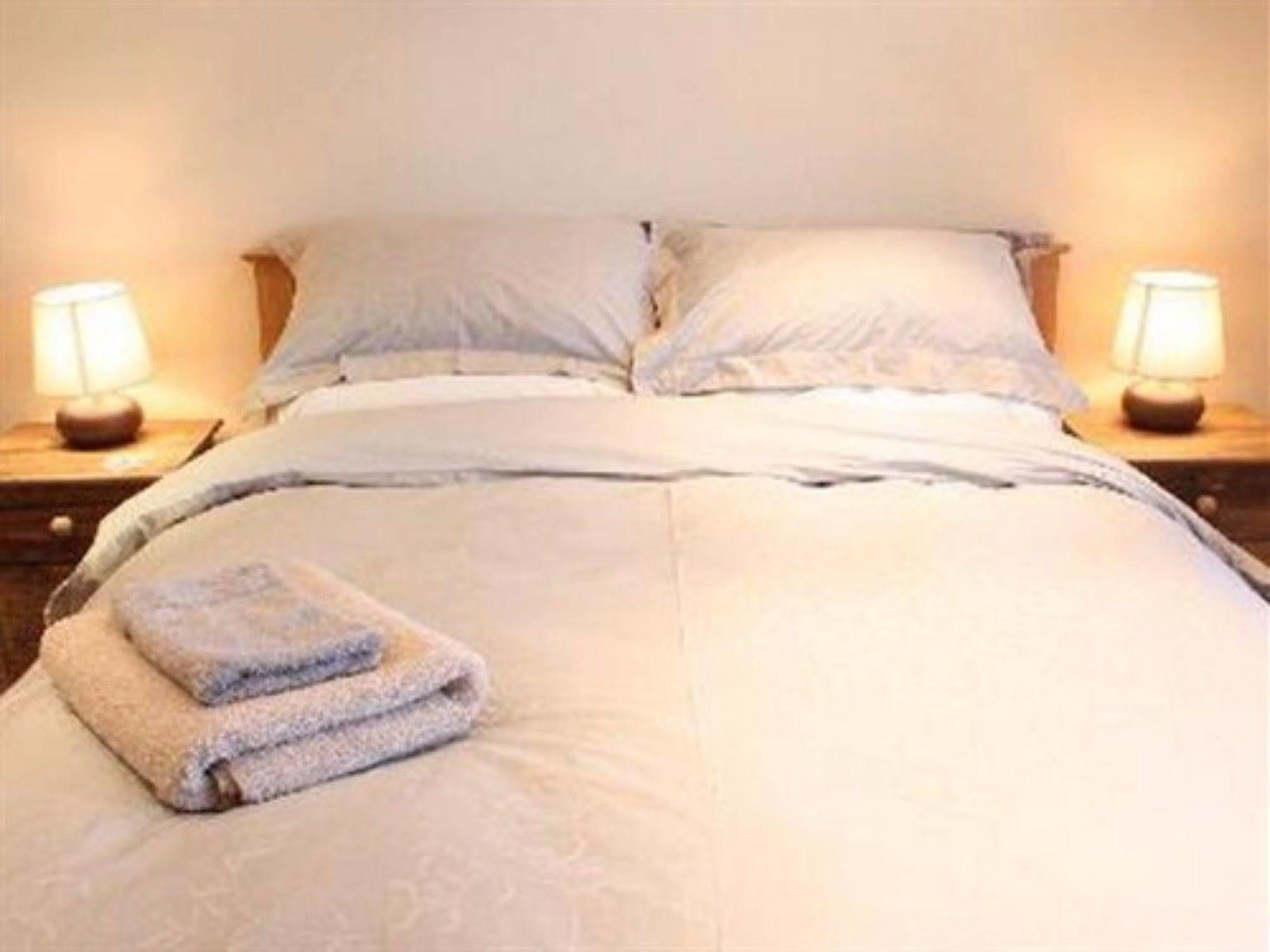 The Crown Radnage Hotel Bagian luar foto